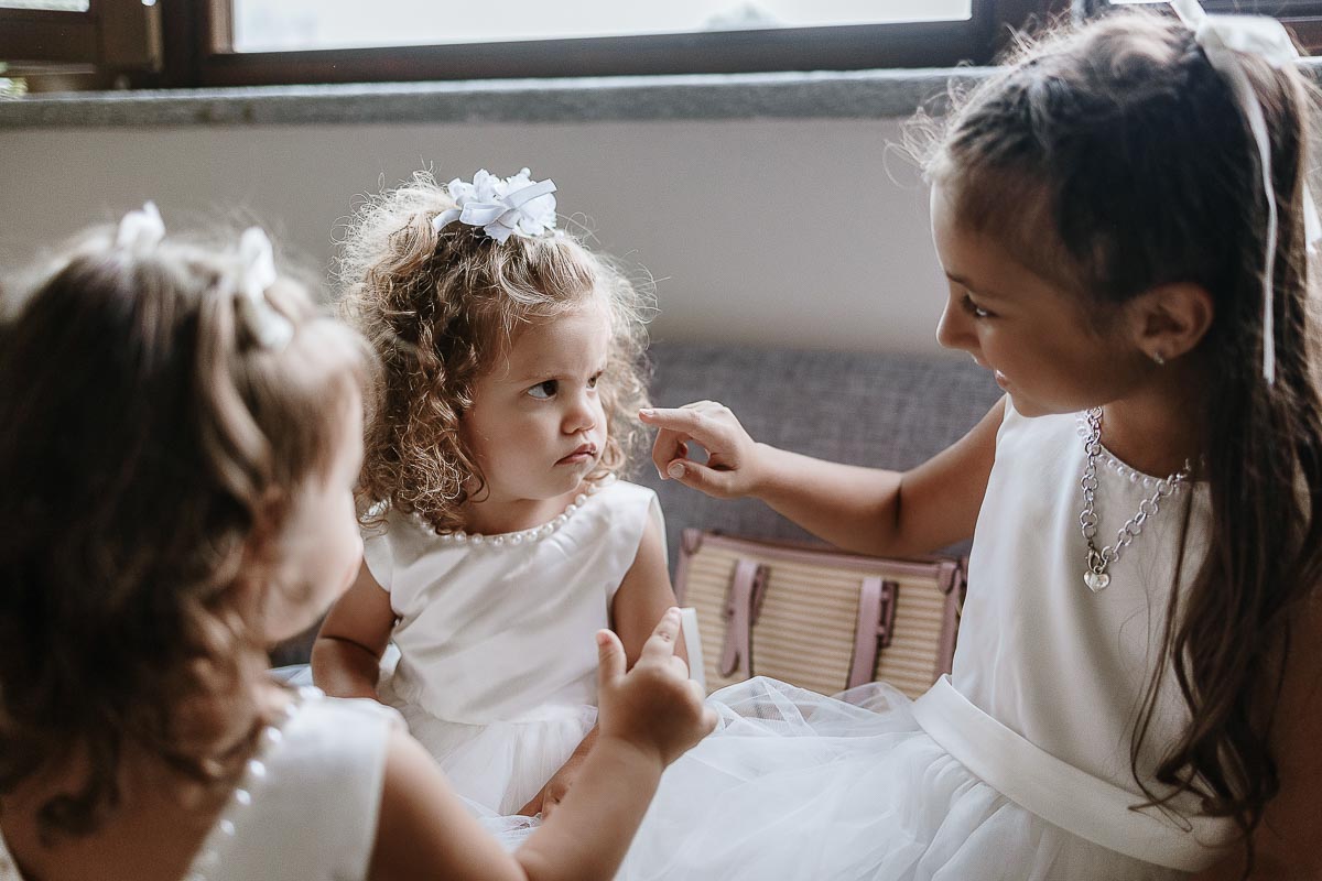 Fotografo Matrimonio Lago di Viverone, Tenuta Variselle. Preparazione della sposa. Damigelle bambine incuriosite dalla bambina più piccola.