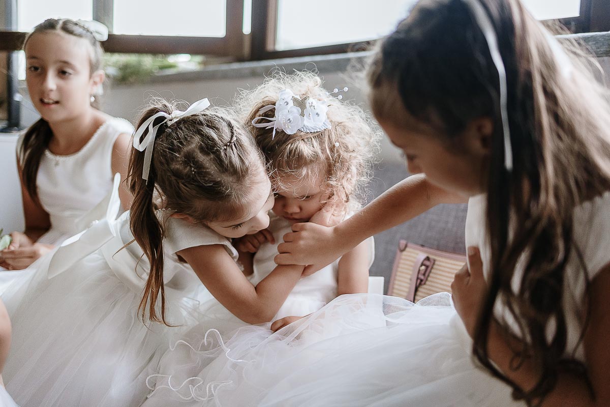Fotografo Matrimonio Lago di Viverone, Tenuta Variselle. Preparazione della sposa. Damigelle bambine.