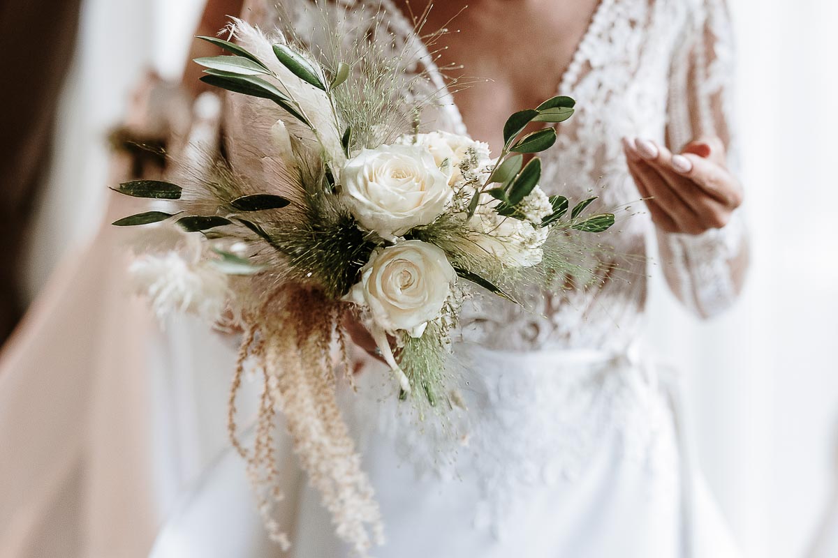 Fotografo Matrimonio Lago di Viverone, Tenuta Variselle. Preparazione della sposa. Bouquet.