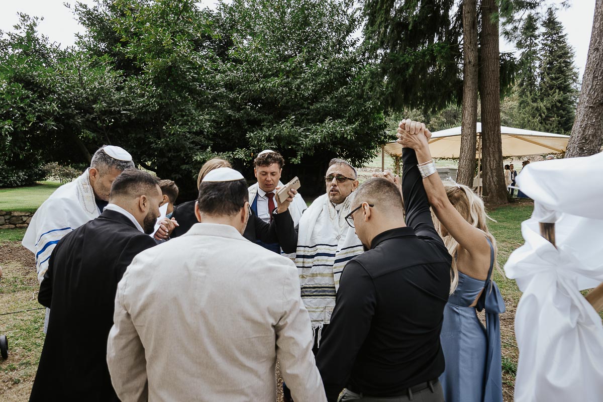 Fotografo Matrimonio Lago di Viverone, Tenuta Variselle. Cerimonia religiosa secondo il rito della Chiesa di Antiochia. Rabbini e pastori pregano.