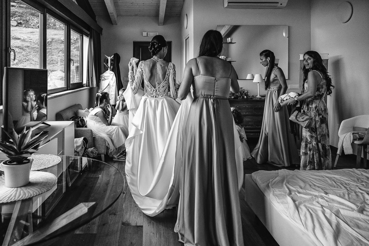 Fotografo Matrimonio Lago di Viverone, Tenuta Variselle. Preparazione della sposa. Sposa sta per uscire dalla stanza.