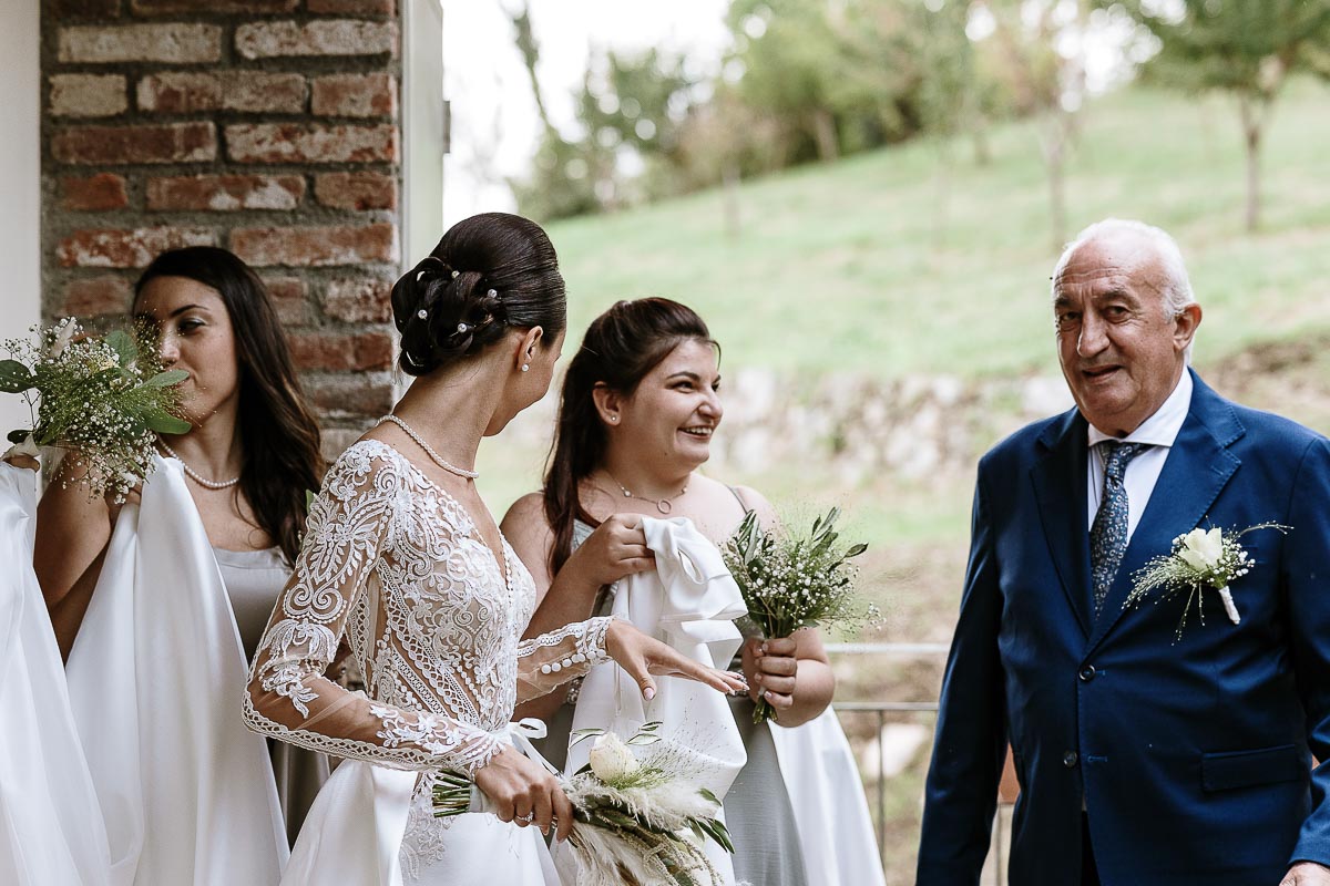 Fotografo Matrimonio Lago di Viverone, Tenuta Variselle. Preparazione della sposa. Sposa con il padre e le damigelle.