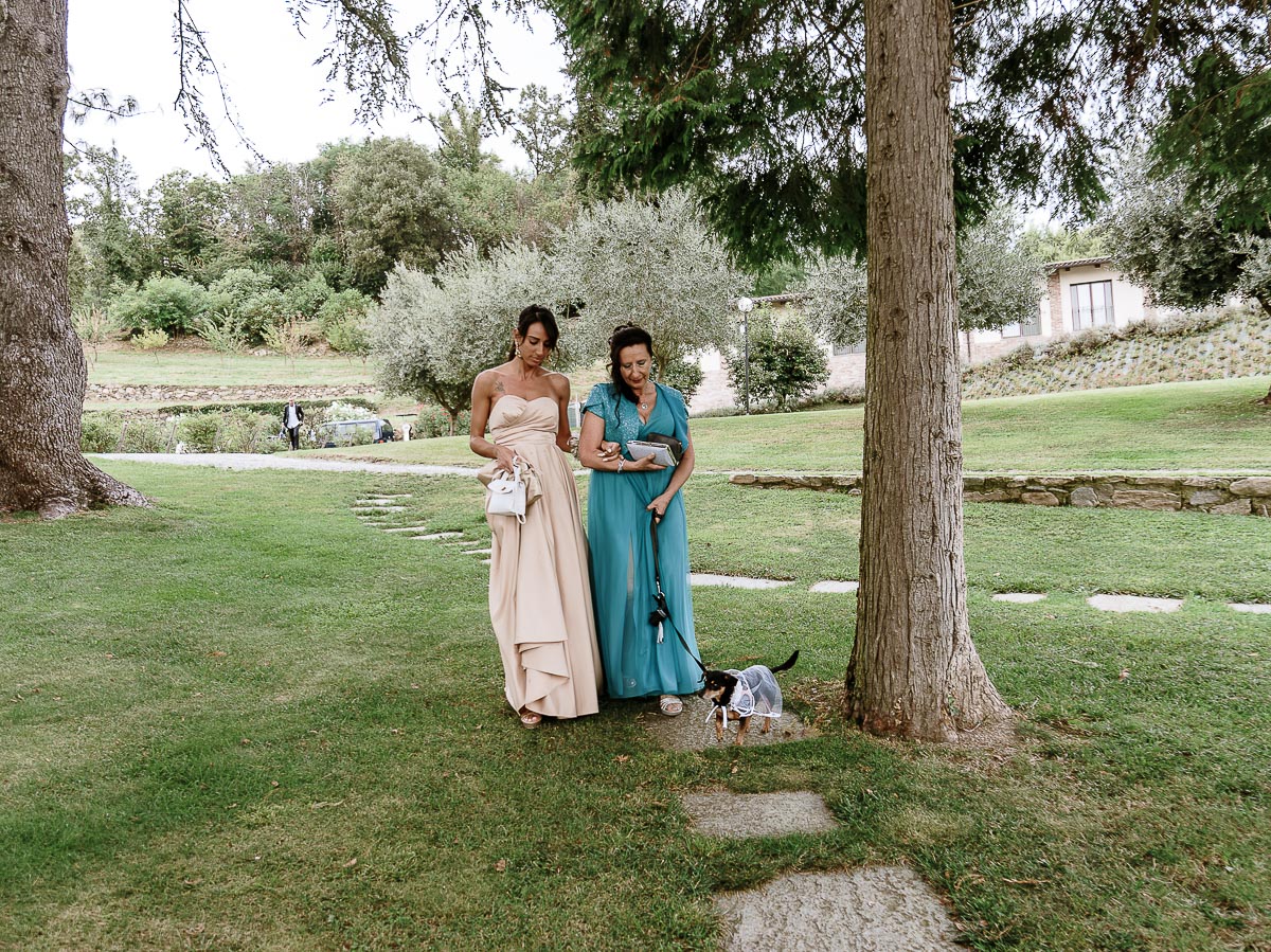 Fotografo Matrimonio Lago di Viverone, Tenuta Variselle. Cerimonia religiosa secondo il rito della Chiesa di Antiochia. Mamma e sorella della sposa.