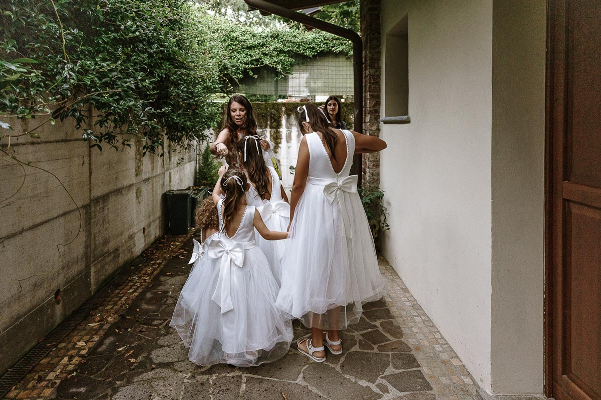 Fotografo Matrimonio Lago di Viverone, Tenuta Variselle. Cerimonia religiosa secondo il rito della Chiesa di Antiochia. Damigelline