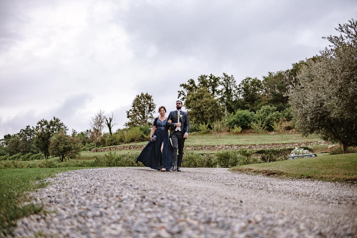 Fotografo Matrimonio Lago di Viverone, Tenuta Variselle. Cerimonia religiosa secondo il rito della Chiesa di Antiochia. Sposo con la mamma va verso il luogo della cerimonia.