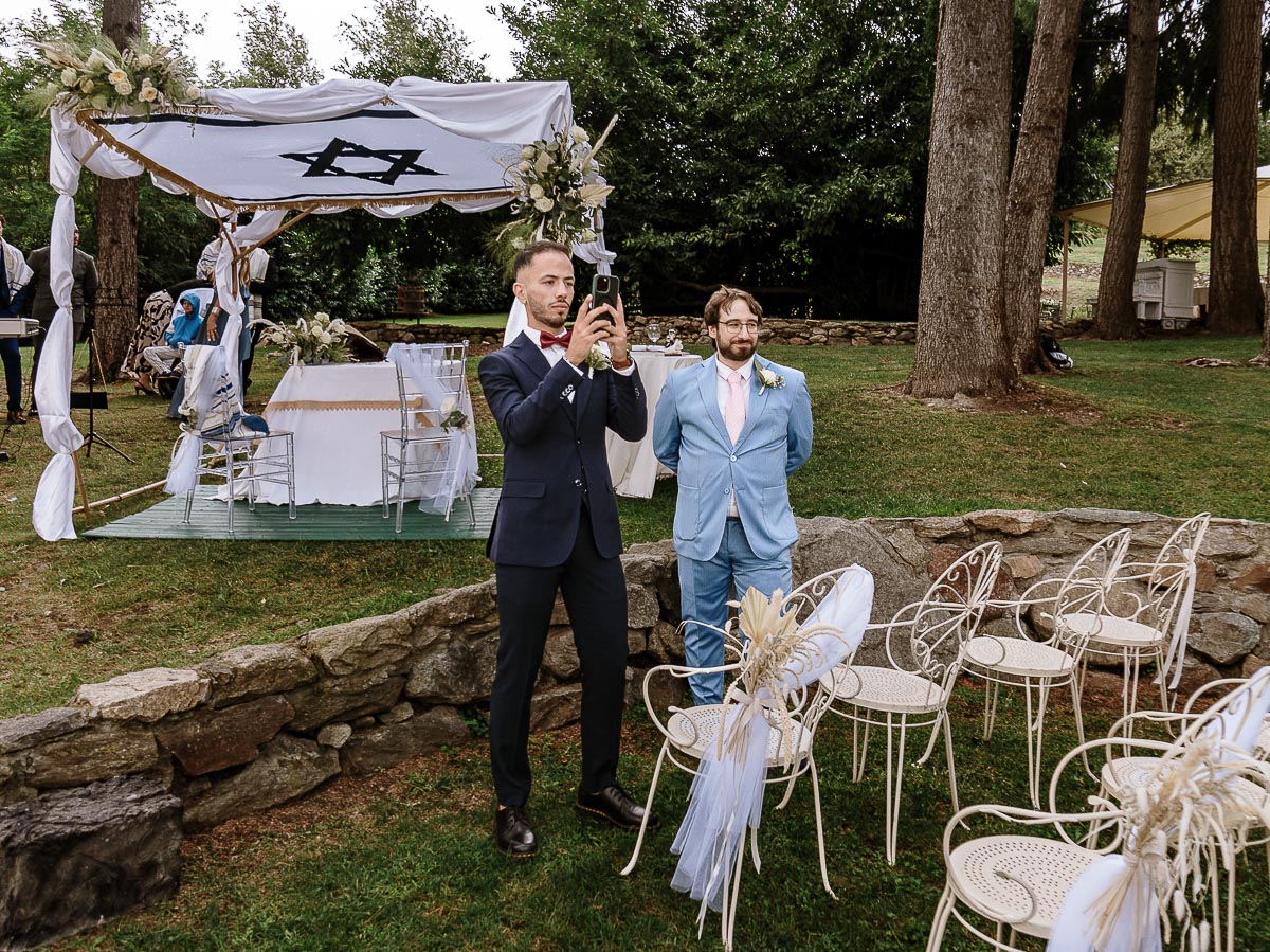 Fotografo Matrimonio Lago di Viverone, Tenuta Variselle. Cerimonia religiosa secondo il rito della Chiesa di Antiochia. Testimoni dello sposo.