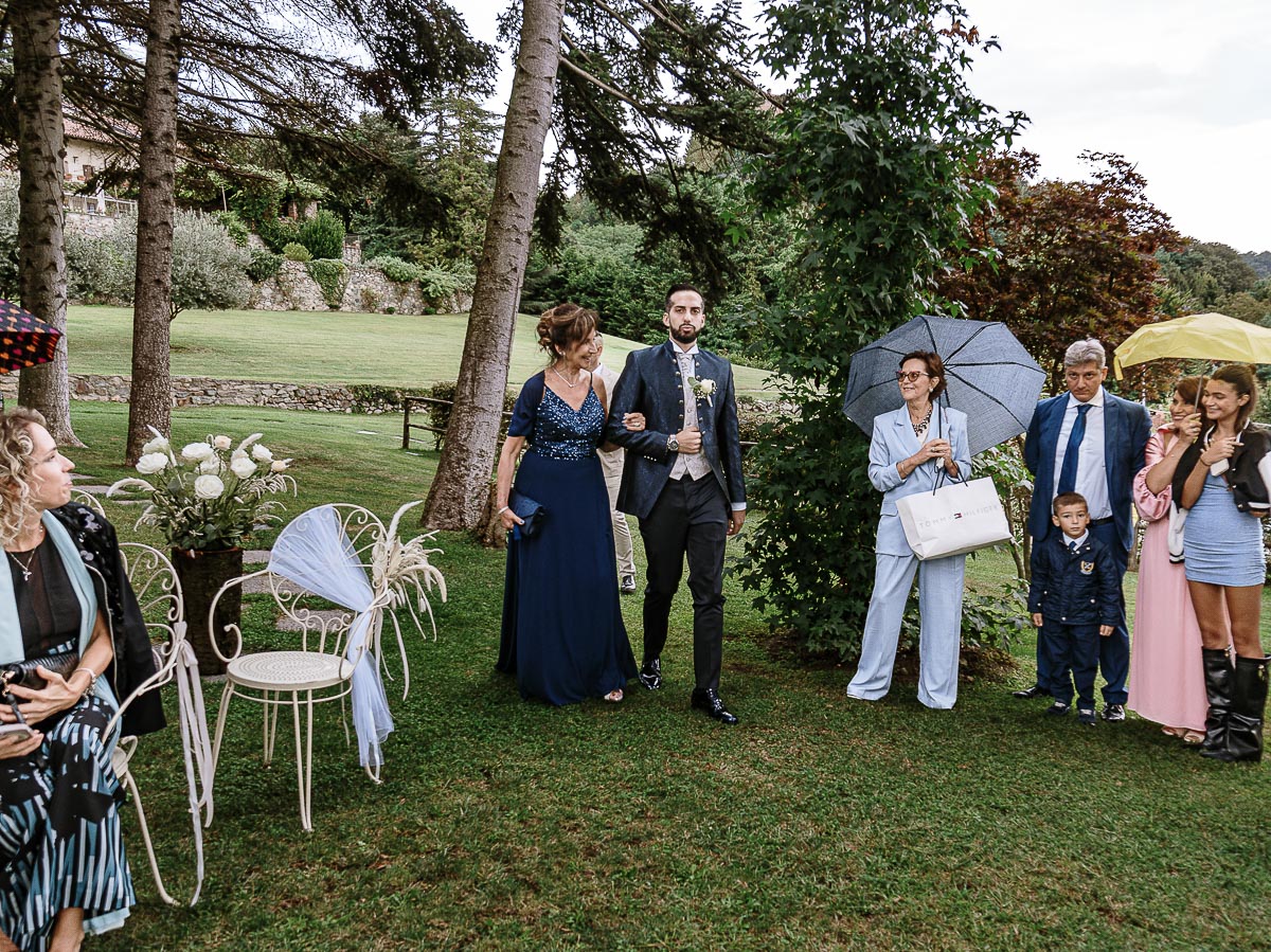 Fotografo Matrimonio Lago di Viverone, Tenuta Variselle. Cerimonia religiosa secondo il rito della Chiesa di Antiochia. Entrata dello sposo.