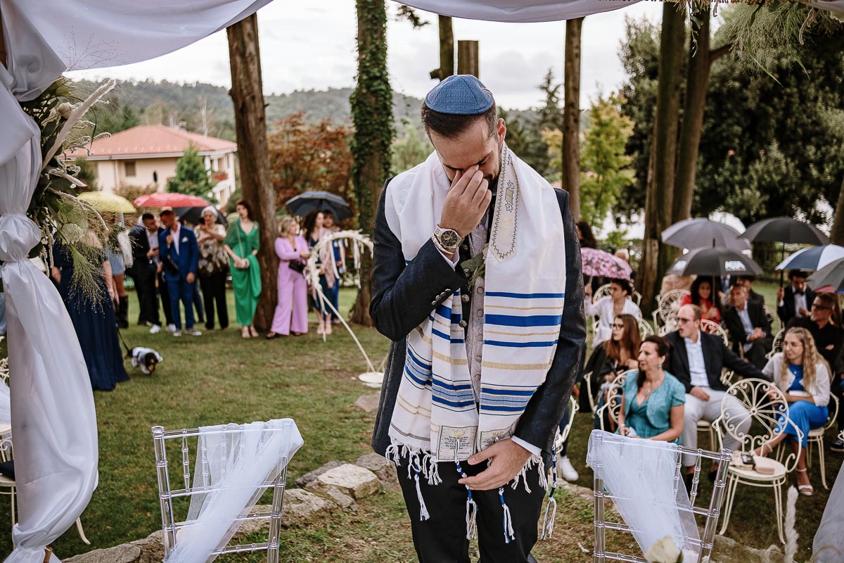 Fotografo Matrimonio Lago di Viverone, Tenuta Variselle. Cerimonia religiosa secondo il rito della Chiesa di Antiochia. Sposo commosso aspetta la sposa.