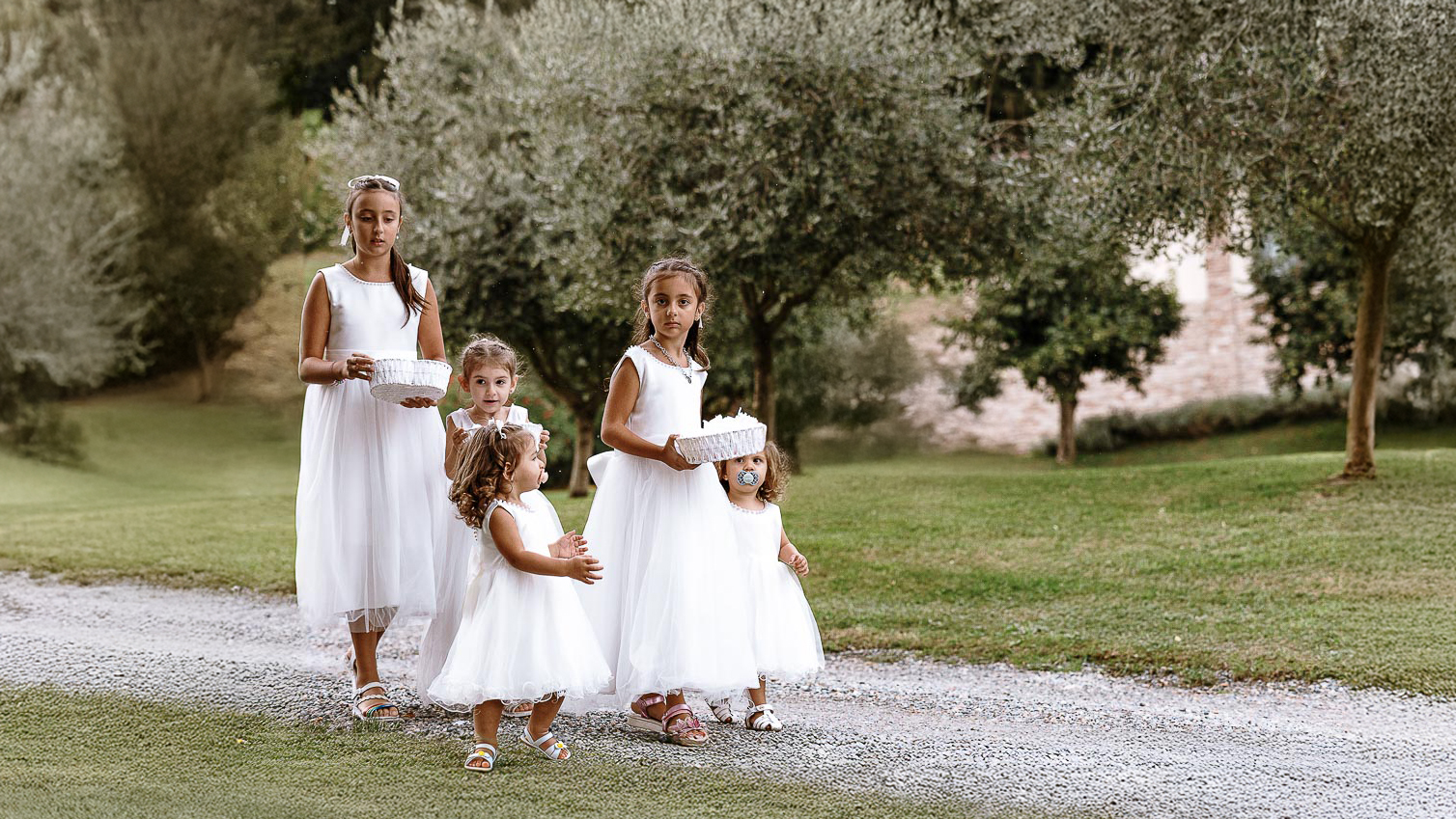 Fotografo Matrimonio Lago di Viverone, Tenuta Variselle. Cerimonia religiosa secondo il rito della Chiesa di Antiochia. Corteo delle damigelline.