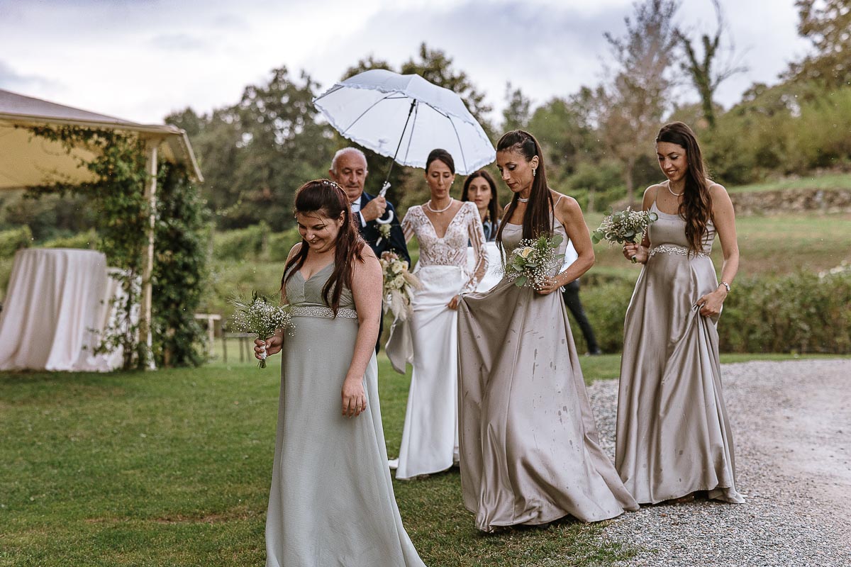 Fotografo Matrimonio Lago di Viverone, Tenuta Variselle. Cerimonia religiosa secondo il rito della Chiesa di Antiochia. damigelle sfilano.