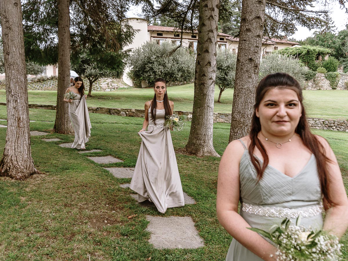 Fotografo Matrimonio Lago di Viverone, Tenuta Variselle. Cerimonia religiosa secondo il rito della Chiesa di Antiochia. Damigelle avanzano verso il luogo della cerimonia.