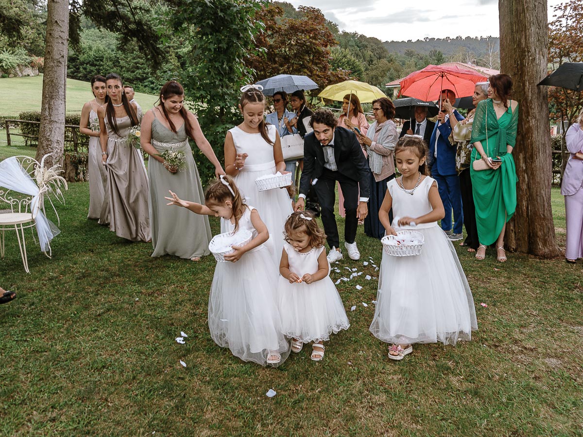 Fotografo Matrimonio Lago di Viverone, Tenuta Variselle. Cerimonia religiosa secondo il rito della Chiesa di Antiochia. Flower's girls lanciano i petali.