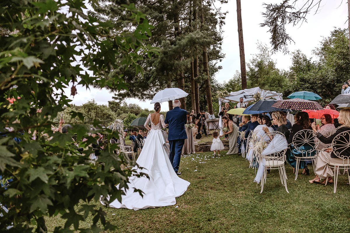 Fotografo Matrimonio Lago di Viverone, Tenuta Variselle. Cerimonia religiosa secondo il rito della Chiesa di Antiochia. Entrata della sposa nel luogo della cerimonia, vista da dietro