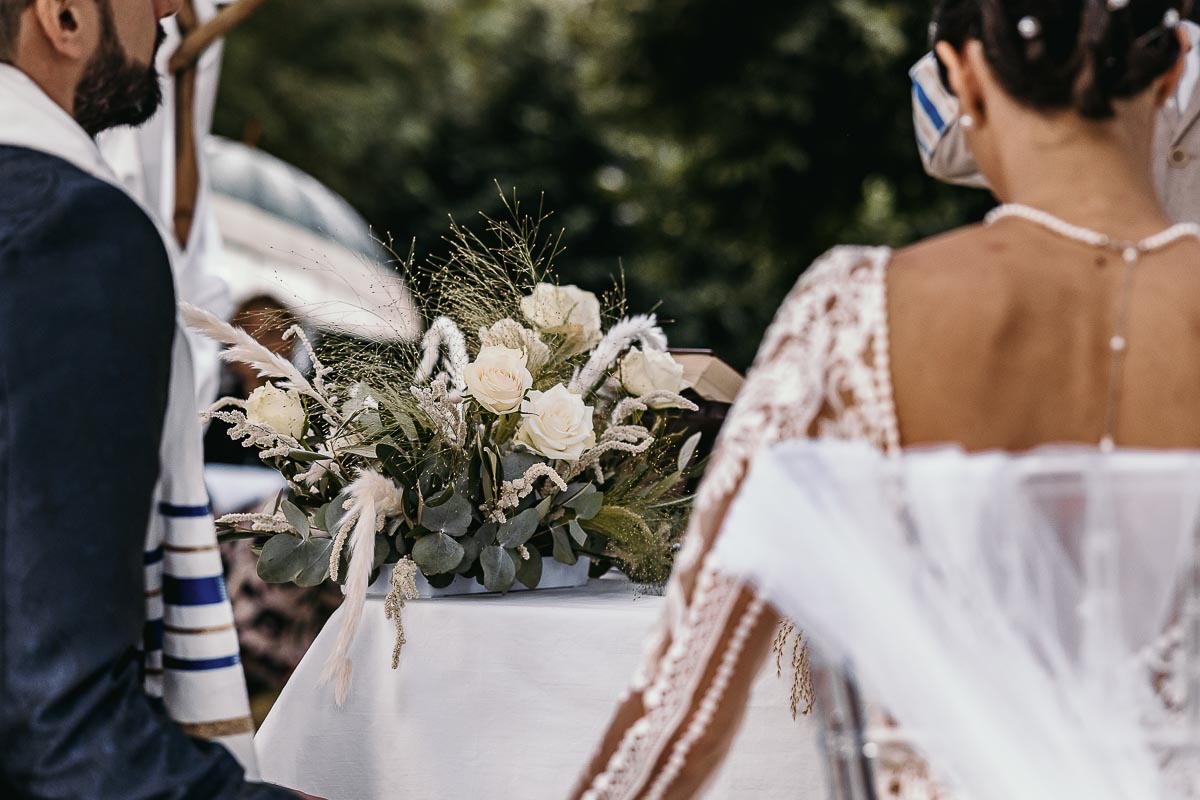 Fotografo Matrimonio Lago di Viverone, Tenuta Variselle. Cerimonia religiosa secondo il rito della Chiesa di Antiochia. Composizione di fiori.