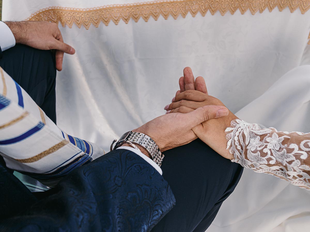 Fotografo Matrimonio Lago di Viverone, Tenuta Variselle. Cerimonia religiosa secondo il rito della Chiesa di Antiochia. Mani degli sposi.