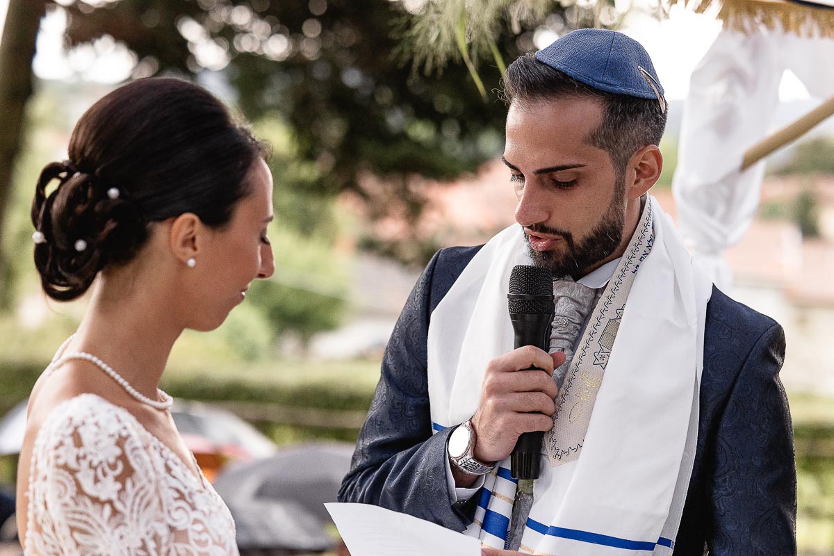 Fotografo Matrimonio Lago di Viverone, Tenuta Variselle. Cerimonia religiosa secondo il rito della Chiesa di Antiochia. Sposo recita le promesse.