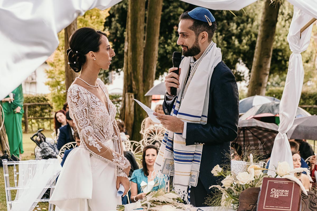 Fotografo Matrimonio Lago di Viverone, Tenuta Variselle. Cerimonia religiosa secondo il rito della Chiesa di Antiochia. Sposo recita le promesse.
