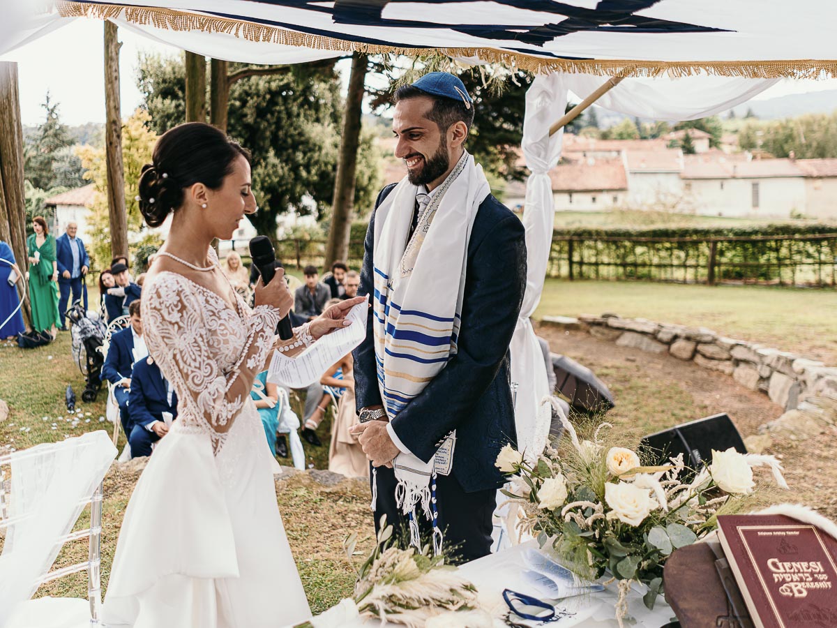 Fotografo Matrimonio Lago di Viverone, Tenuta Variselle. Cerimonia religiosa secondo il rito della Chiesa di Antiochia. Sposa recita le promesse.