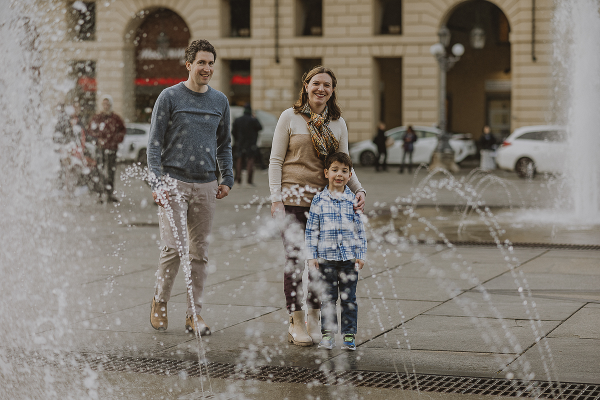 Servizio fotografico per famiglia americana in vacanza a Torino. davanti alle fontane di piazza Castello