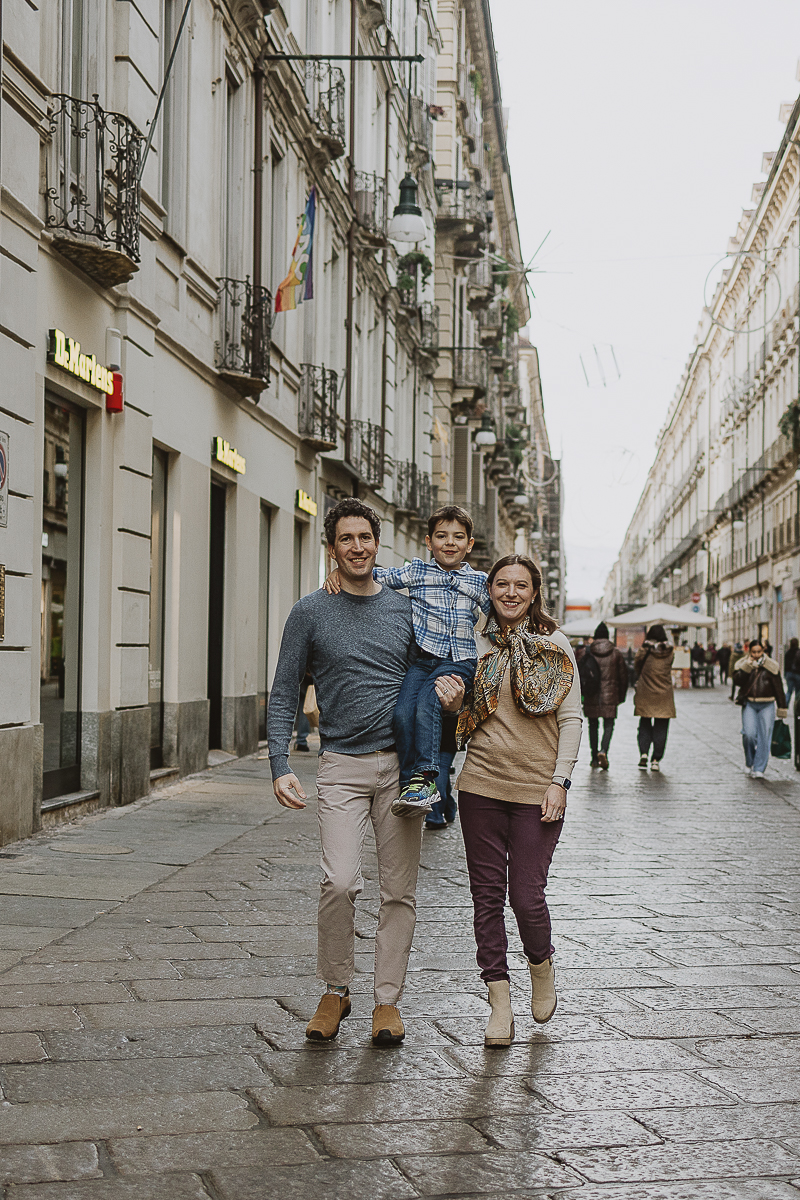 Servizio fotografico per famiglia americana in vacanza a Torino. mamma papà e il piccolo caleb in via Garibaldi