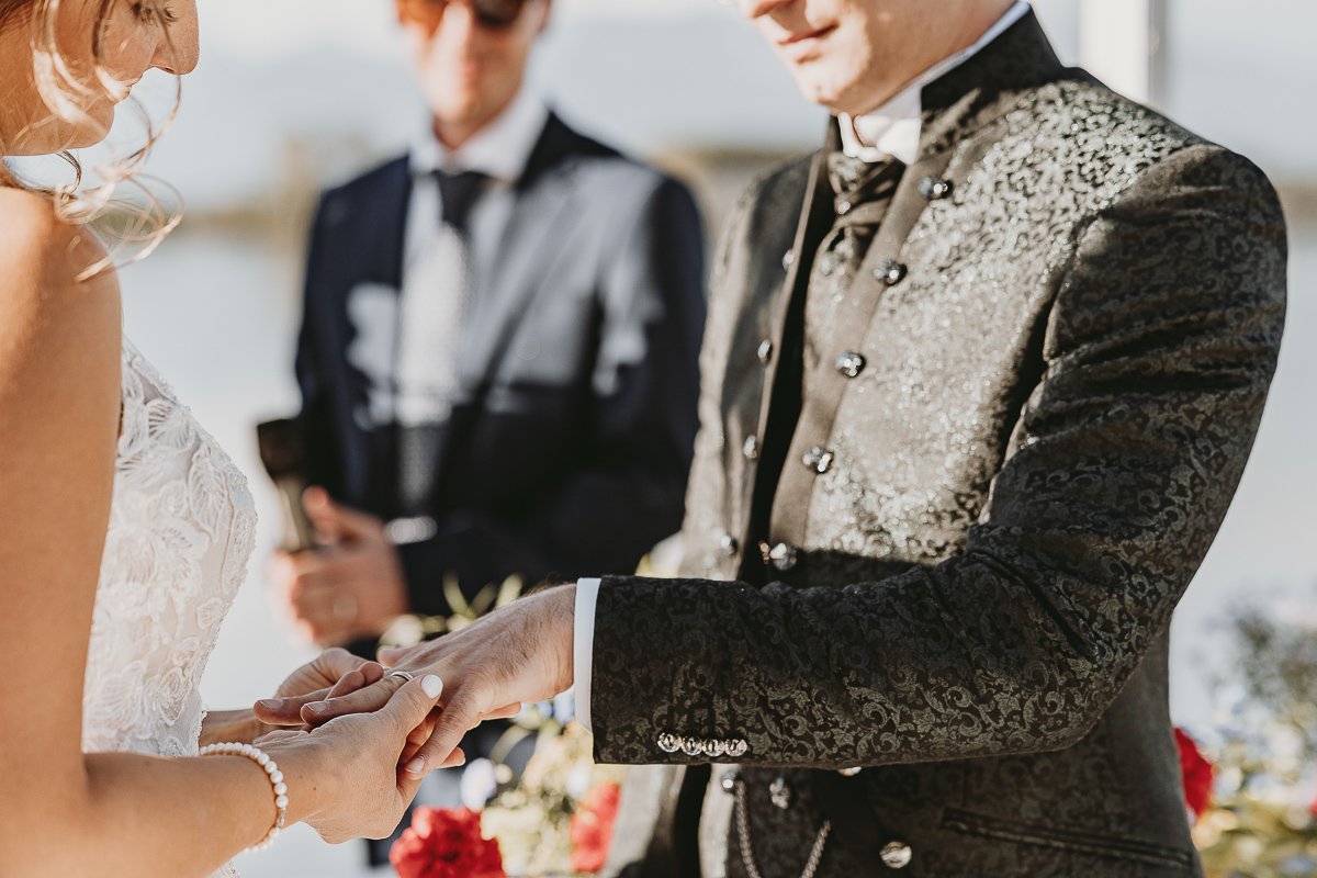 Matrimonio Lago di Candia. Cerimonia. Scambio degli anelli. Sposa mette l'anello allo sposo.