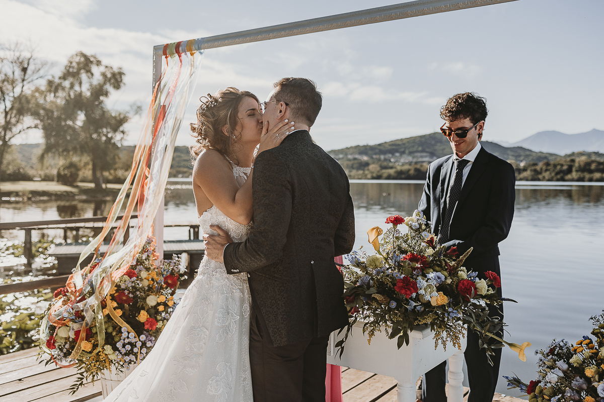 Matrimonio Lago di Candia. Cerimonia. Bacio.