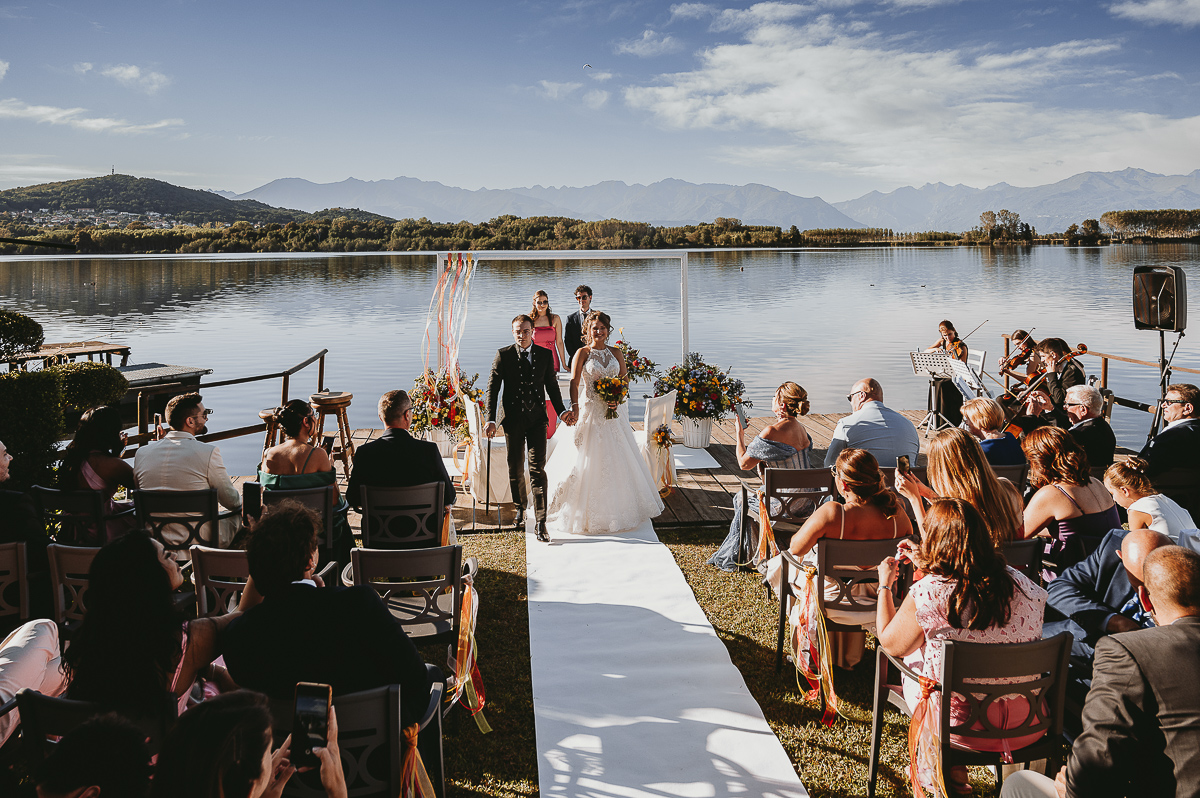 Matrimonio Lago di Candia. Cerimonia. Uscita degli sposi.