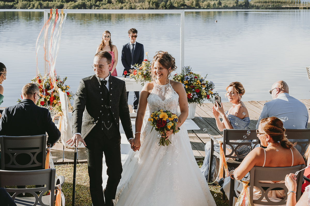 Matrimonio Lago di Candia. Cerimonia. Uscita degli sposi.