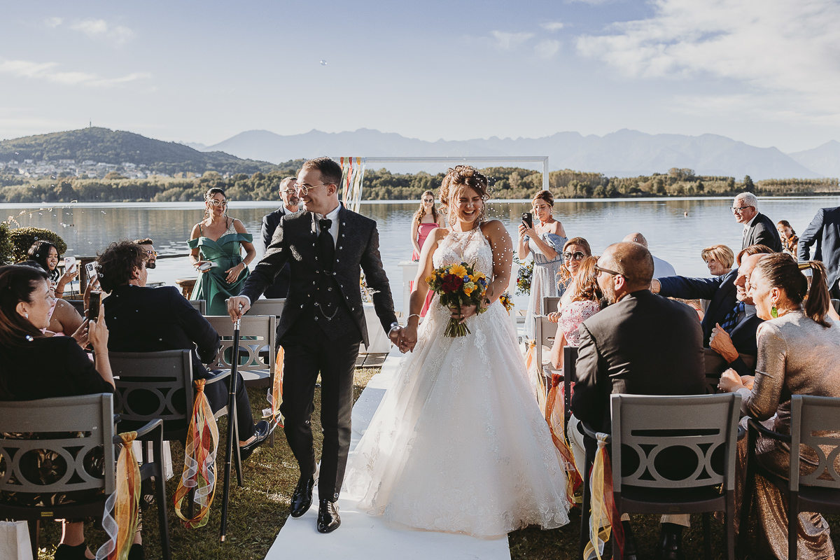 Matrimonio Lago di Candia. Cerimonia. Uscita degli sposi
