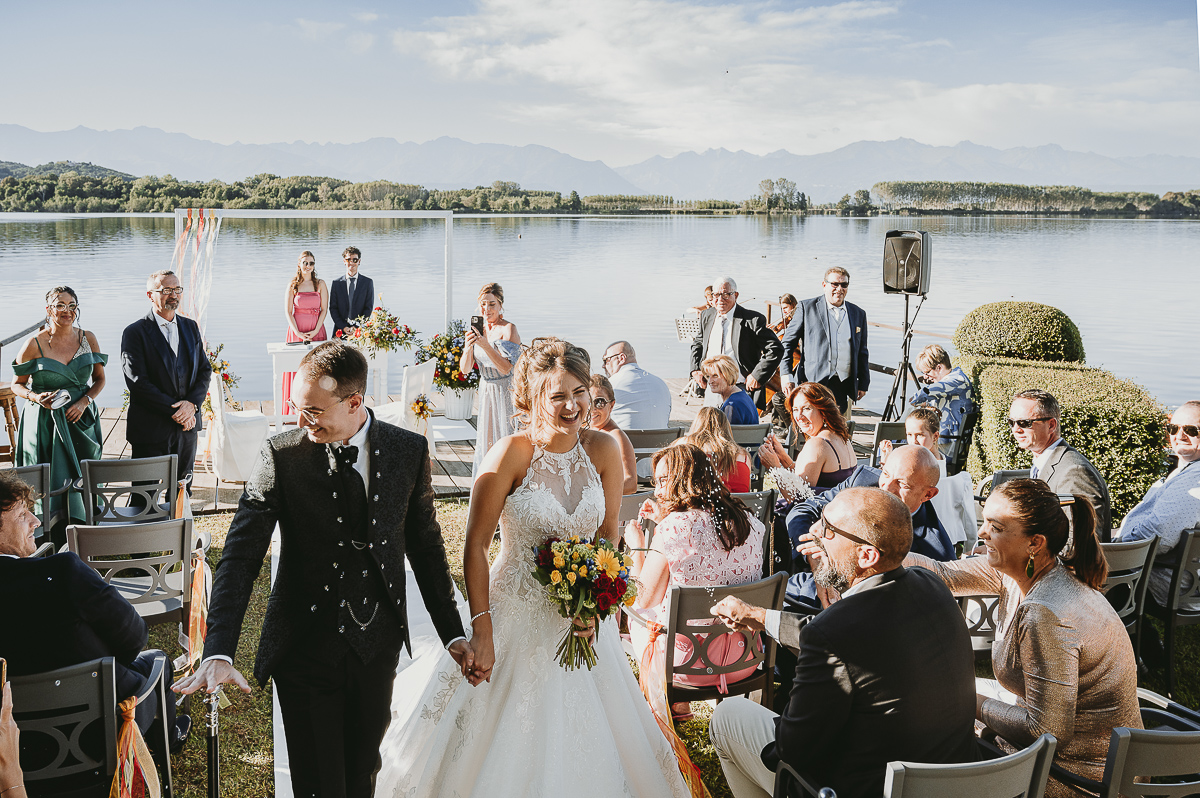Matrimonio Lago di Candia. Cerimonia. Uscita degli sposi. lancio dei petali.