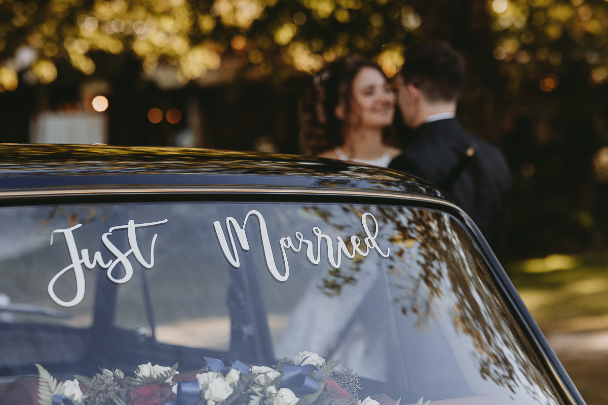 Matrimonio Lago di Candia. Fotografia di coppia. Sposi dietro l'auto d'epoca