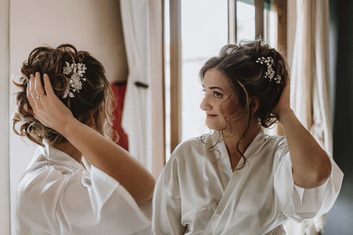 Matrimonio Lago di Candia . Preparazione della sposa. sposa riflessa nello specchio.