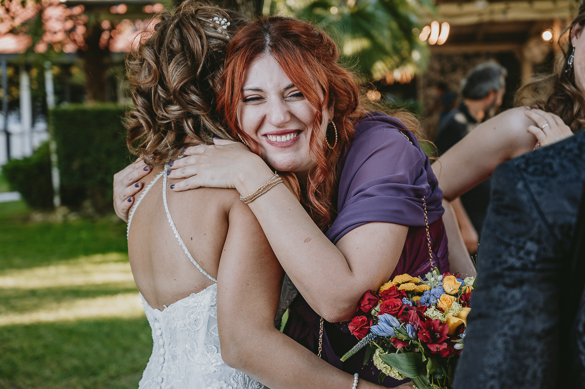 Matrimonio Lago di Candia. Aperitivo. Baci e abbracci.
