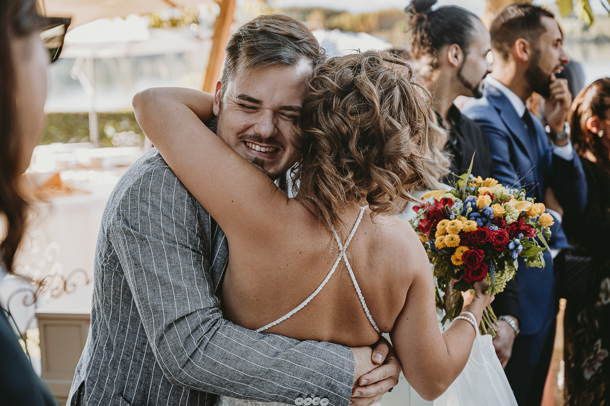 Matrimonio Lago di Candia. Aperitivo. Baci e abbracci.