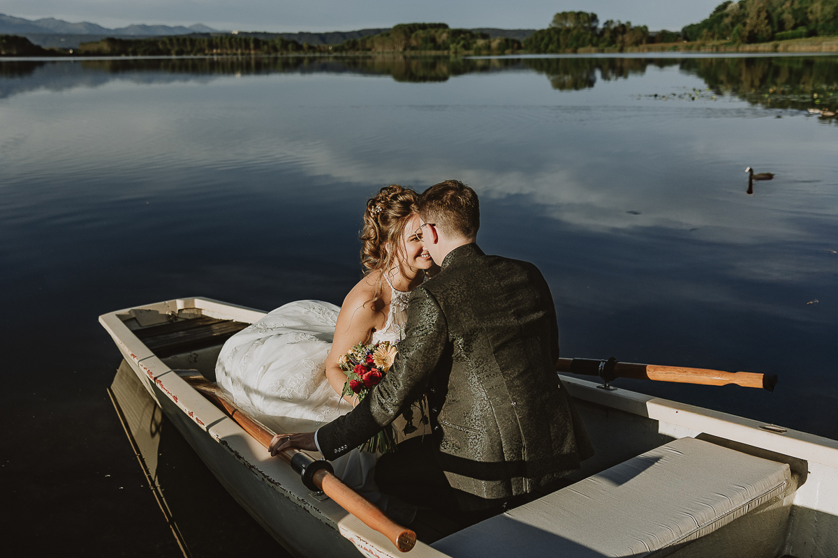 Matrimonio Lago di Candia. Ritratti di coppia. Sposi sulla barca a remi.