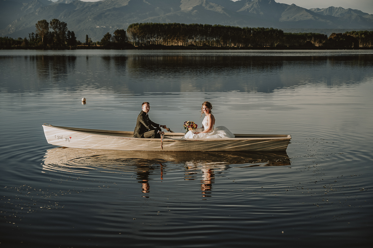Matrimonio Lago di Candia. Ritratti di coppia. Sposi sulla barca a remi.