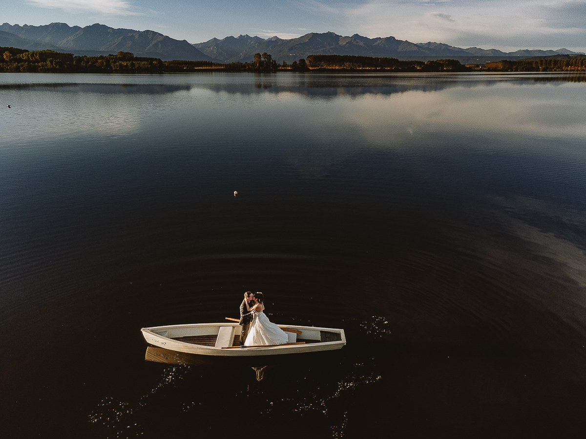 Matrimonio Lago di Candia. Ritratti di coppia. Sposi sulla barca a remi. Foto da drone.