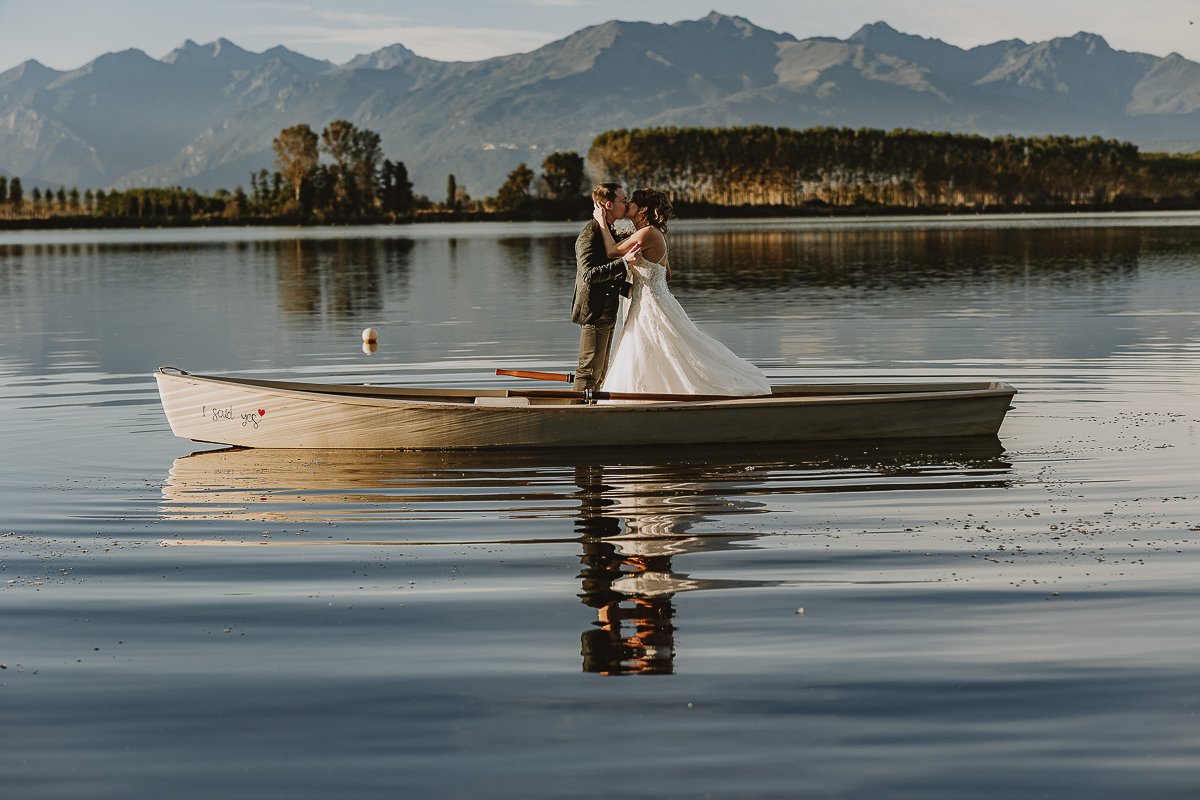 Matrimonio Lago di Candia. Ritratti di coppia. Sposi sulla barca a remi in piedi.