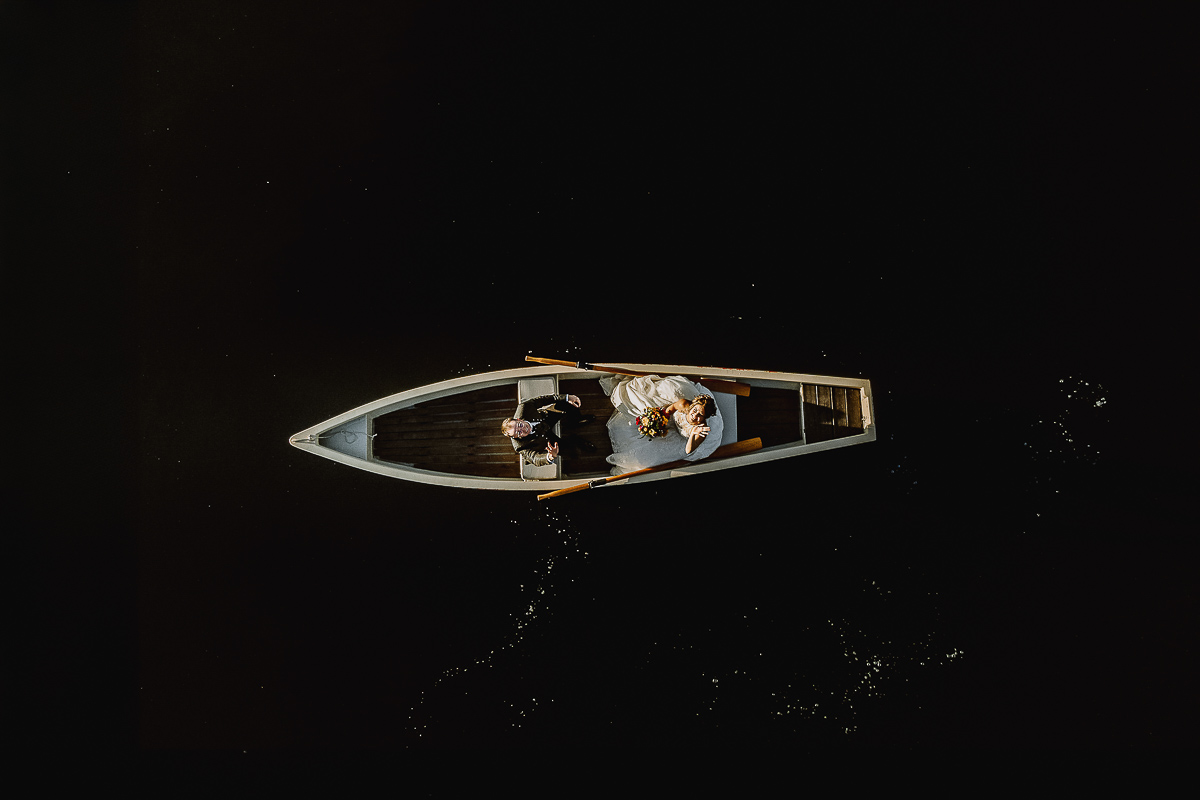 Matrimonio Lago di Candia. Ritratti di coppia. Sposi sulla barca a remi. Foto dal drone.