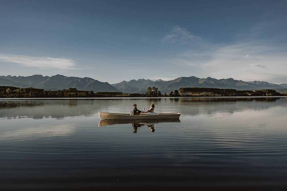 Matrimonio Lago di Candia. Ritratti di coppia. Sposi sulla barca a remi.