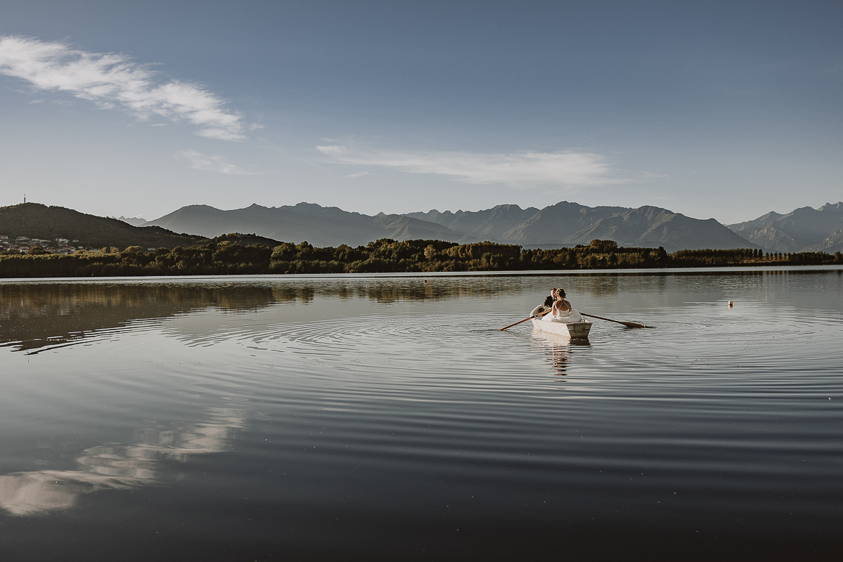 Matrimonio Lago di Candia. Ritratti di coppia. Sposi sulla barca a remi.