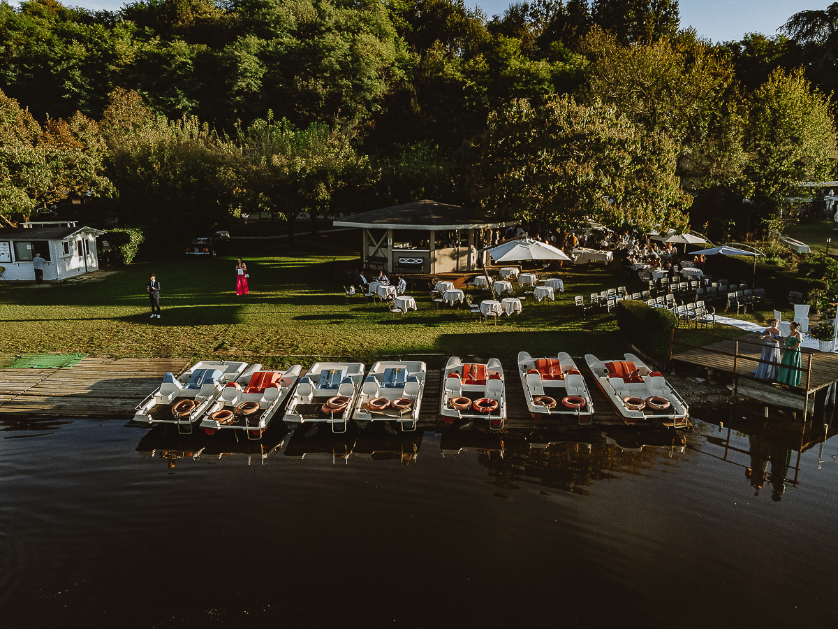 Matrimonio Lago di Candia. Location. Molo con i pedalò. Foto dal drone.