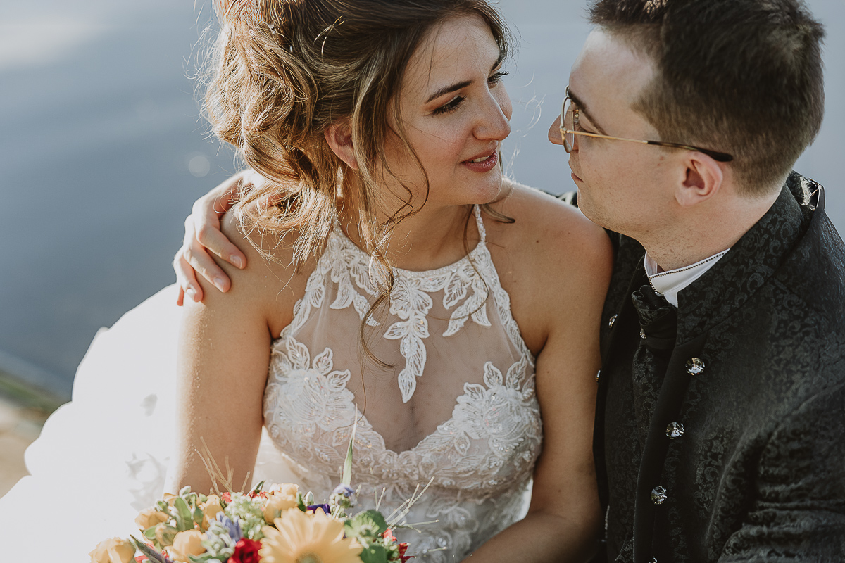 Matrimonio Lago di Candia. Ritratti di coppia. Sposi sulla barca a remi.
