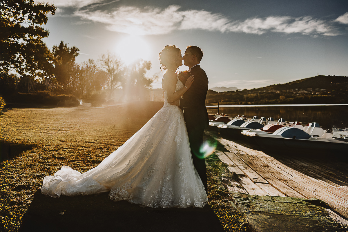 Matrimonio Lago di Candia. Ritratti di coppia. Sposi in controluce.