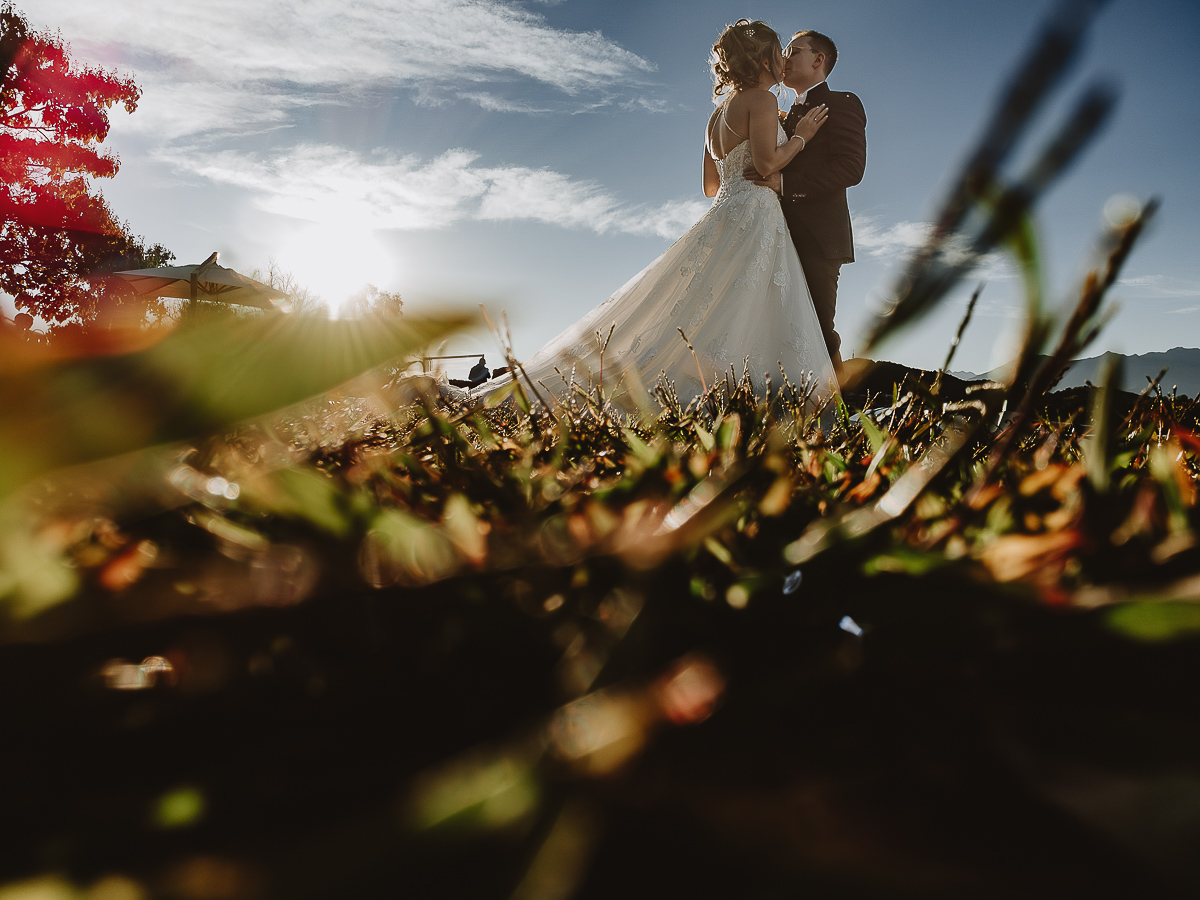 Matrimonio Lago di Candia. Ritratti di coppia. Bacio degli sposi. Foto da drone sul terreno.