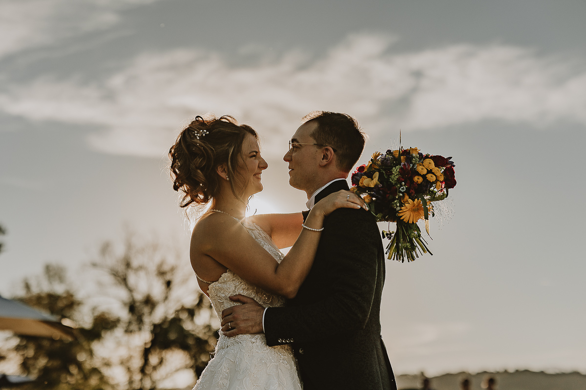 Matrimonio Lago di Candia. Ritratti di coppia. Sposi in controluce.