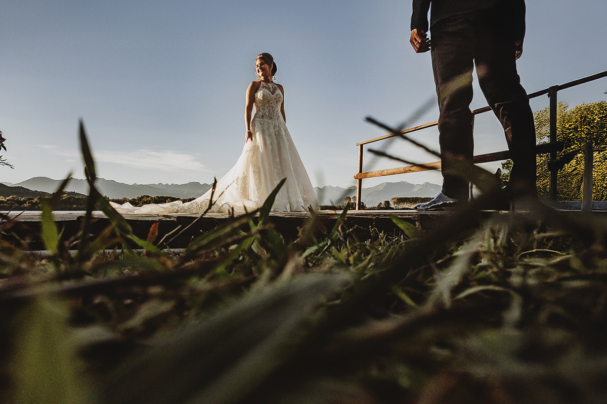 Matrimonio Lago di Candia. Ritratti di coppia. Foto da drone sul terreno.