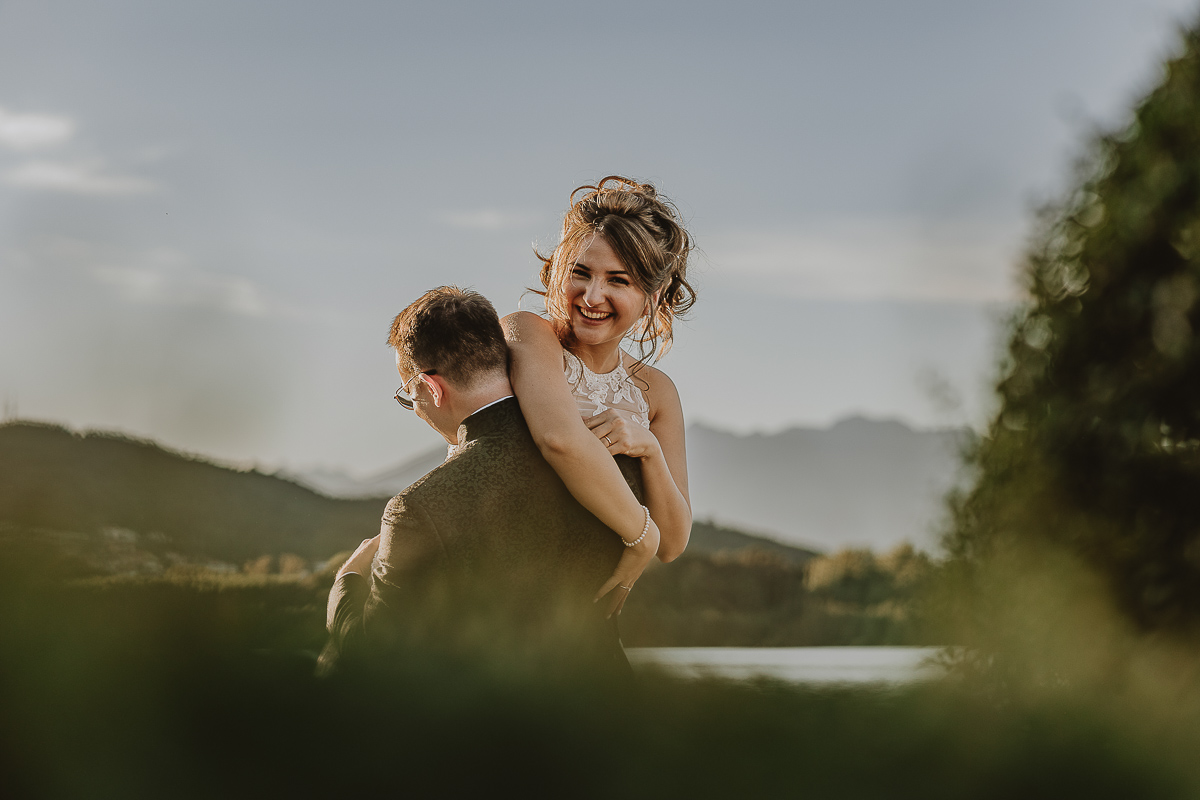 Matrimonio Lago di Candia. Ritratti di coppia. Sposo prende in braccio la sposa.