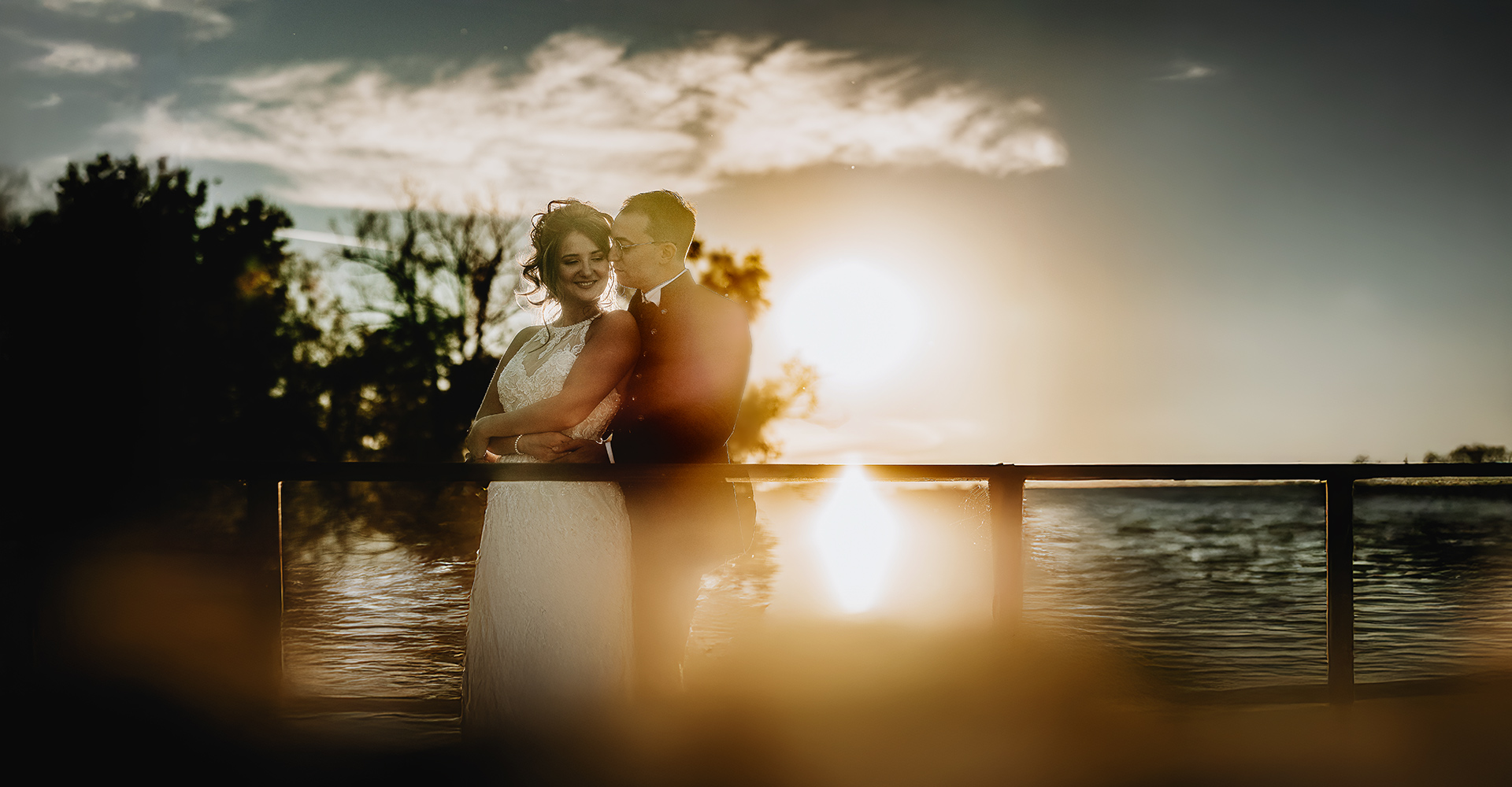 Matrimonio Lago di candia, Victoria e Christian abbracciati sul pontile della Caletta del canavese, al tramonto