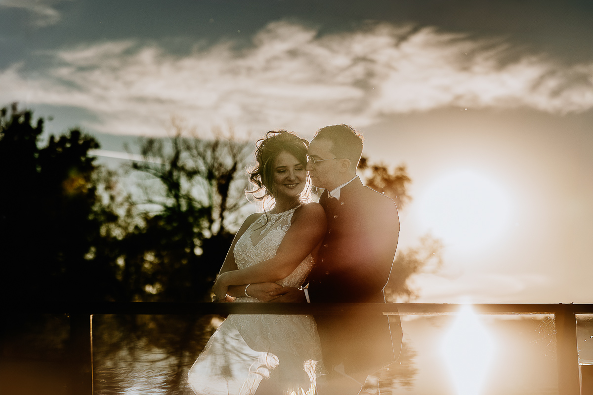 Matrimonio Lago di Candia. Ritratti di coppia. Sposi al tramonto in controluce.